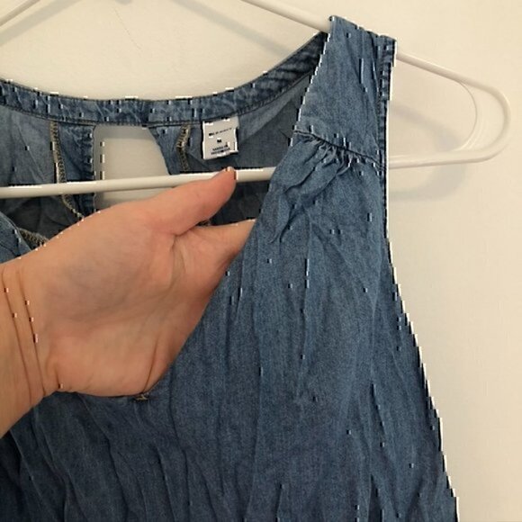 OLD NAVY Chambray V-Neck Tank Top Light Wash Denim Cutout Cotton Blouse Medium M - Picture 7 of 11